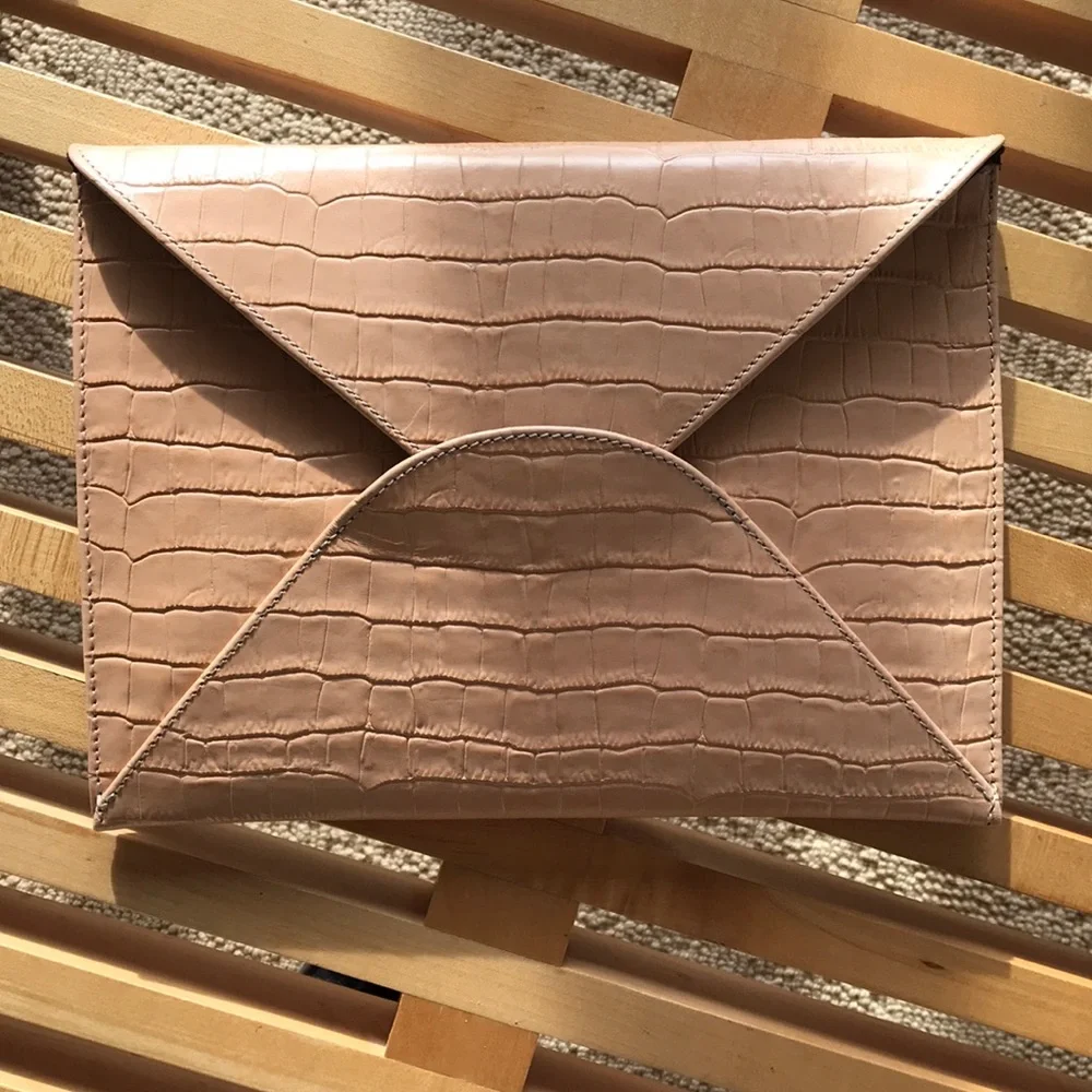 Sezane Clutch Olivette. Beige Crocodile